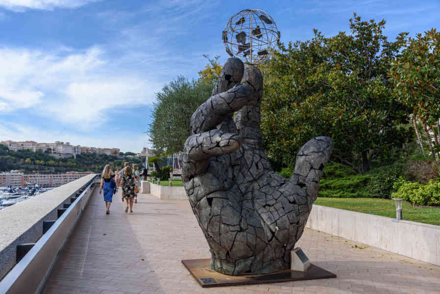 Principado de Mónaco 38 - Montecarlo - paseo Luis II de Mónaco - escultura Ludus, División Principal III de Bernard Bezzina.jpg